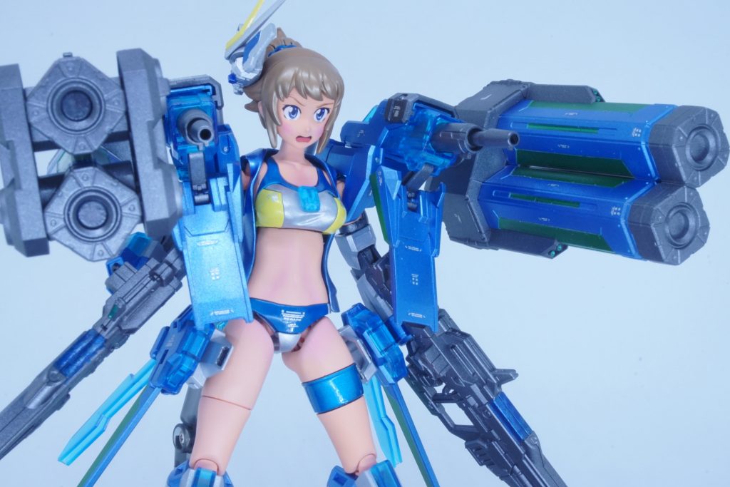 肩のパーツは少々重たいですが、元々のフミナちゃんの保持力があるので有る程度は安定してポーズが維持できます。