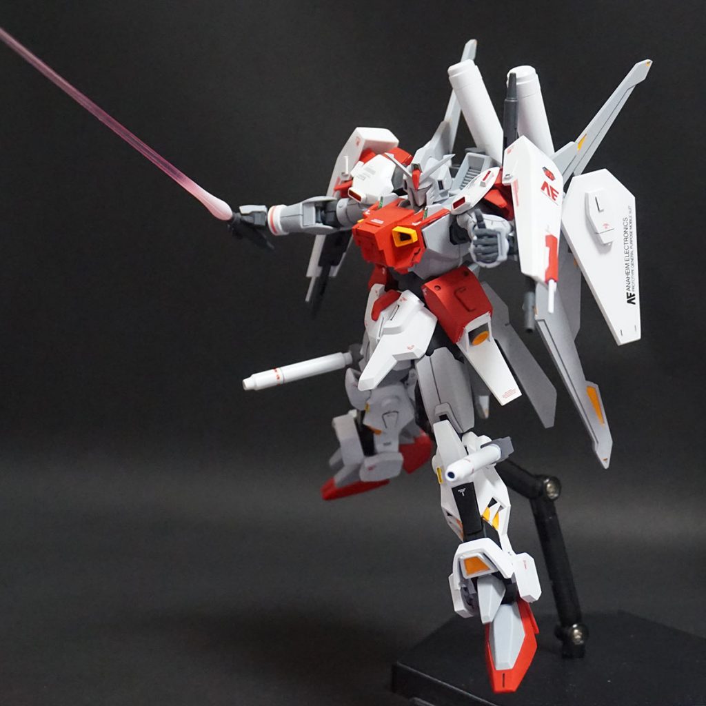 ビームサーベルを構えて