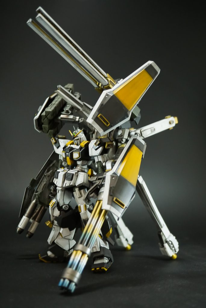 今回は体型をマッシヴな感じにしつつ、武装もデカくしてみようと作り始めましたアトラスのレールガンも付けるにあたり装備の試験運用的なイメージで、カラーリングもアトラス風にしてみました改めて思うとちょっとνガンぽいカラーリングにも見える？ちなみに名前のタイプCのCはカミオのCです名前浮かばなかっただけです