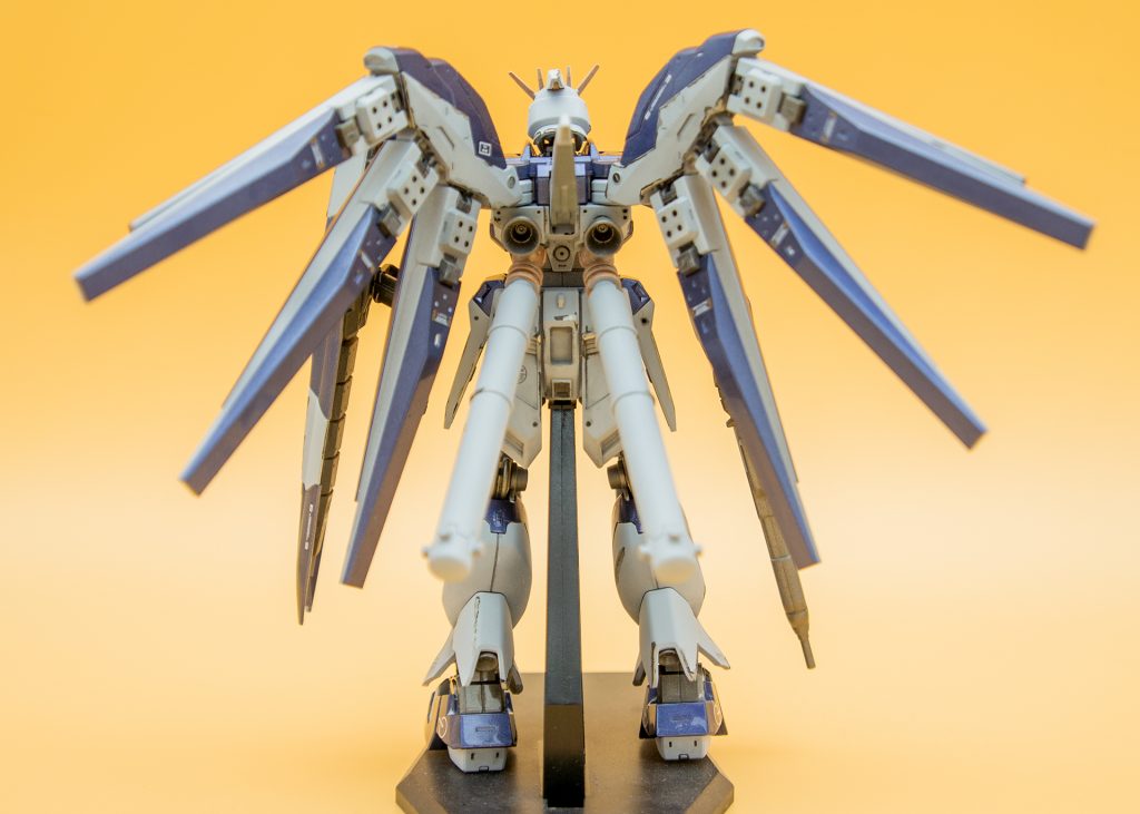 背部。フィンファンネルの見え方はこちらの方が情報量があって好きです。