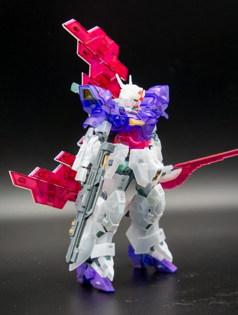 青部分、赤部分はアメジストパープル。関節等の不透明部分はガンメタルサーフェーサーの上にターコイズグリーン50%、トルマリングリーン50%。黄色部分はルビーレッド。白部分はダイヤモンドパールをそのまま使っています。トップコートは少し趣向を変えて半光沢にしてみました。