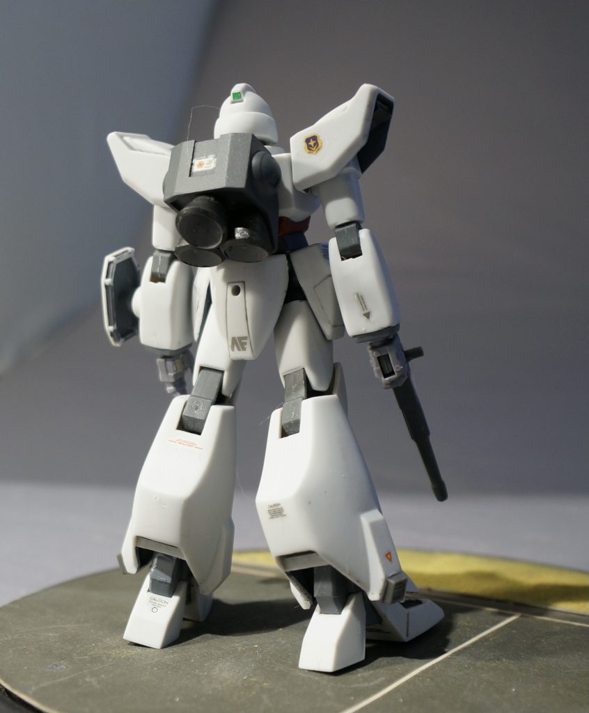 バックパックのバーニアを市販パーツに変更、ビームライフルなどの肉抜き穴埋めなどの小改修などを行い、部分塗装、デカール貼りの簡単フィニッシュで仕上げました。手首は「武器セット」のモノに換装しています。