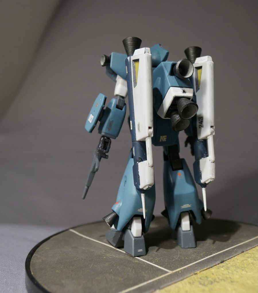 バックパックのバーニアはジェガンを連想させます。