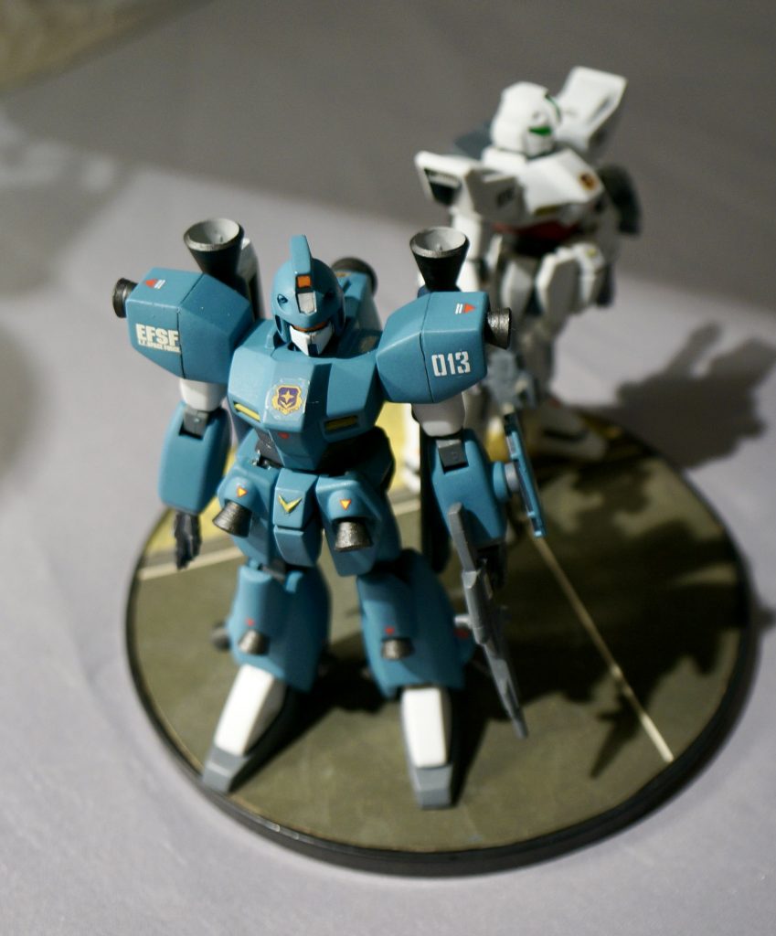 ディテールアップポイントとしてはやはり気になる全身のバーニア、スラスター類です。全身のバーニア類はすべて削り落とし、市販パーツに置き換えました。腰フロントアーマーや膝下内側、膝頭のバーニアはキットのままだと不自然な方向を向いているので、自然な角度に調整しています。元キットは550円という廉価版キットなのでパーツ数などの制約も多く仕方の無い事だと思います。