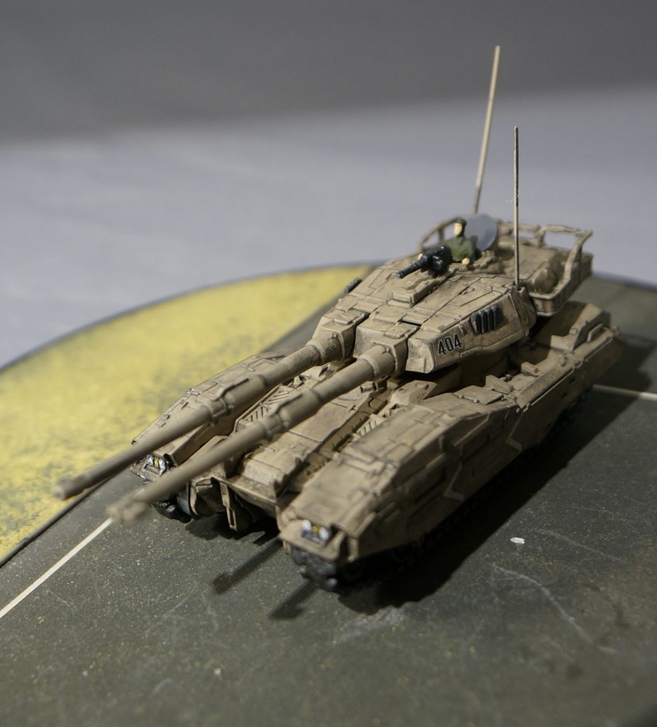 下記の通り改修しております。・砲門開口・リアバケットを開口しトップレールを本来の姿に・伸ばしランナーにてアンテナ追加・キューポラハッチを開放し、乗員搭乗・マシンガンを削り込み