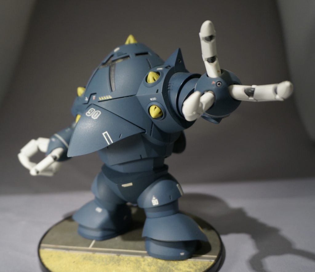 マニピュレーター中央部に開口をつけ、小型のメガ粒子砲を装備しました。近接戦闘用装備がクローだけですと心許ないかと。肩口にも開口し、姿勢制御用アクアジェット噴出口的な感じにしました。