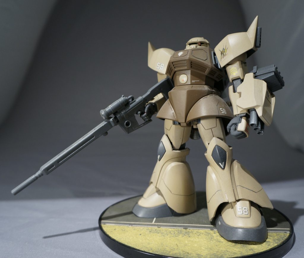 G型のゲルググはヴィッシュ・ドナヒュー機とケン・ビーダーシュタット機しか確認されていないようですが、2機しかないって事は無いだろうって事で3機目以降の機体と言うことにしました。故に角無しです。以前アップしたHGUCゲルググキャノン同様の下記のように改修を加えています。・全身に筋彫り追加・腰前面の形状変更・肩のシャープ化ゲルググマリーネのダクト設置・左手は「グッ」っと握ったグーに変更。