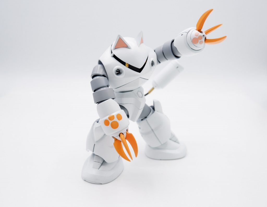 3つある爪をとり、穴をあけてつけています。元の箇所はエポパテで埋めて塗装で肉球をつけています。より猫とかの、けものっぽさが出たでしょうか