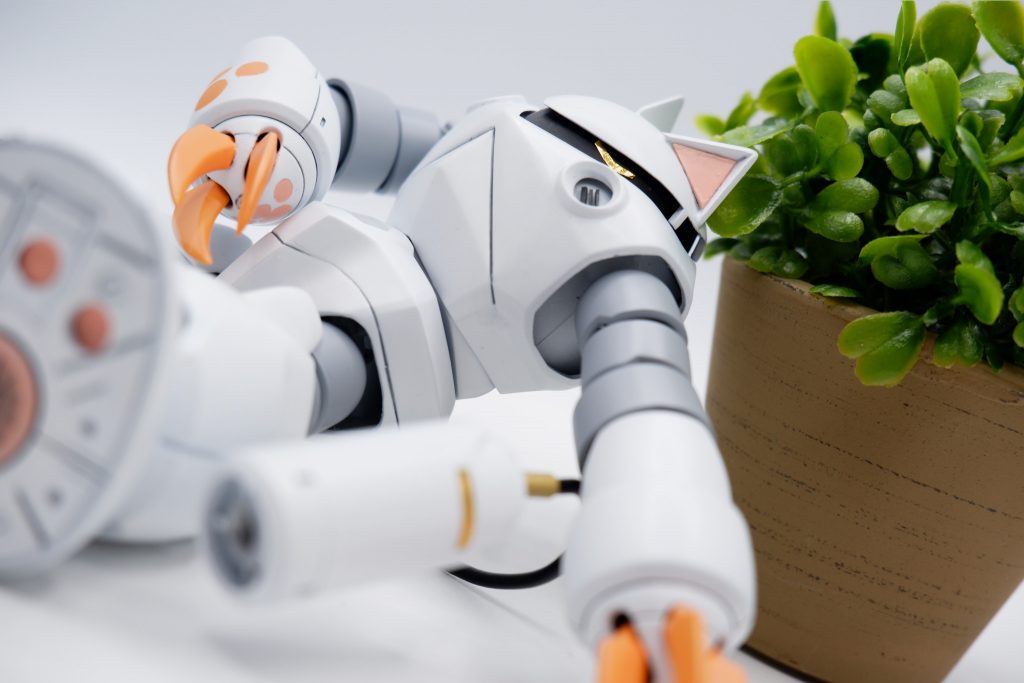 植木鉢に寄りかかってひとやすみーー表情を表す一つとしてズゴックの丸いダクト部分はプラ板で塞ぎその後ろに磁石をしこんでいますプラ板の表面にマグネットラインという薄い磁石のテープのようなもを刻んでつけてヒゲとしました。磁石なので動かせます!