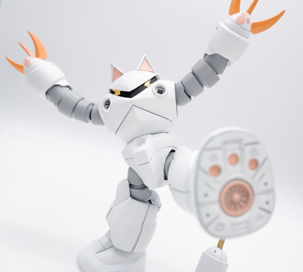 足裏には穴を開けてこちらも肉球風に目の部分は塗装ではなくラピーテープなので貼り方で目の表情を変えることができます(テープ幅は2mm)