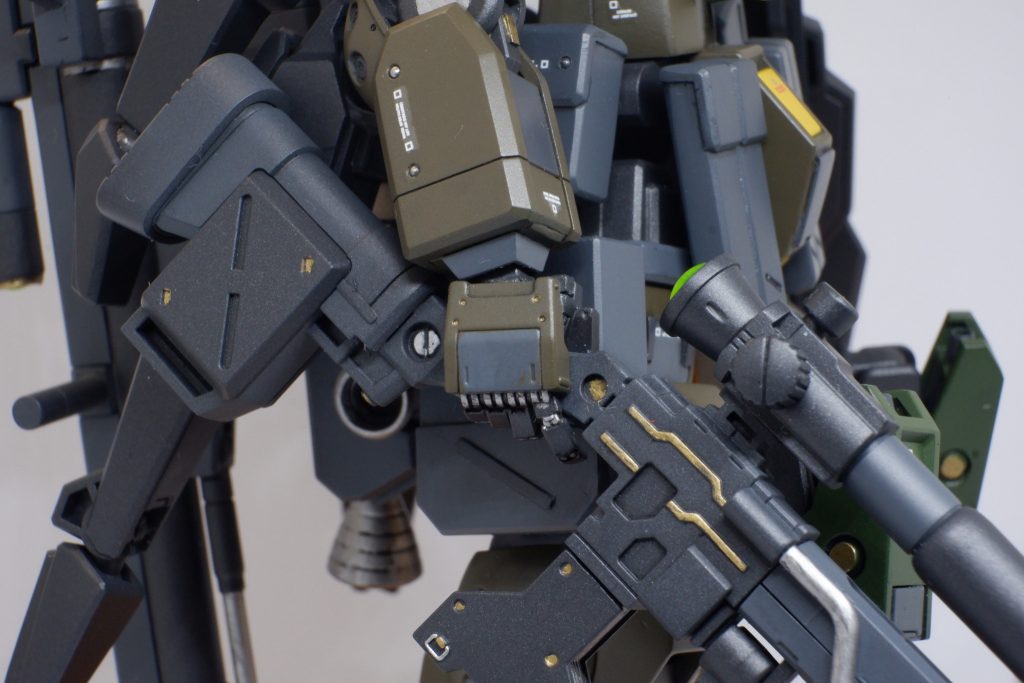 手首は接続部分を隠すためにウェーブのUバーニアを使用。ライフル持ち手はビルダーズパーツの通常の物の他、ライフル構え用に角度変更したものも用意。