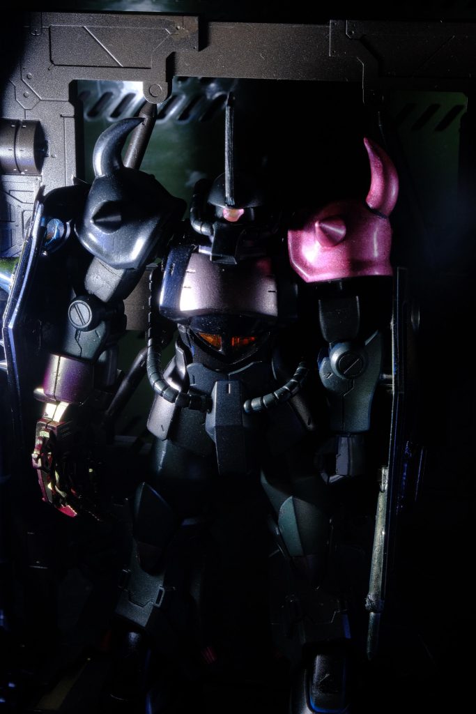 ツノは元々のが低かったので、プラ板で作り直しました。