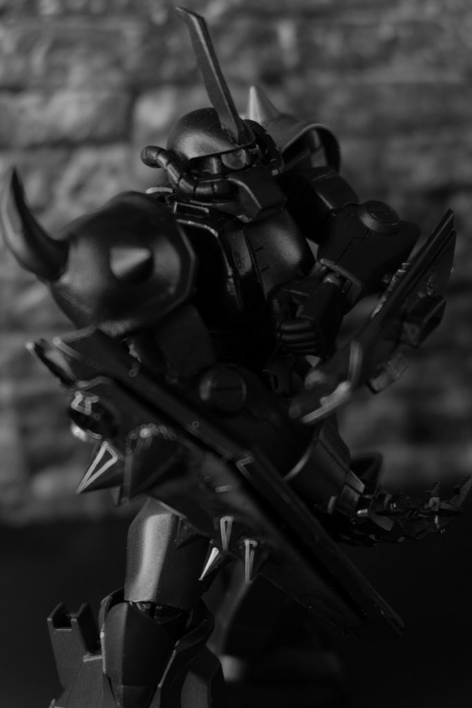 右のシールドにはスパイクと取り付け、左のシールドにはパイルバンカーとバンカーの排熱ダクトを取り付けました。