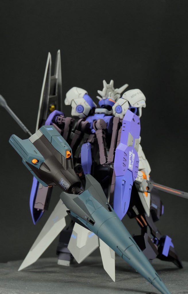 デカいランスはバックパックにマウント可能。マントの裏にはヴィダールのハンドガンもマウントしており、キマリス系統の武装を統合するイメージで仕上げています。