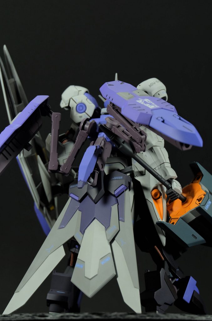 追加したマント状のパーツ。この裏にハンドガンが格納されています。