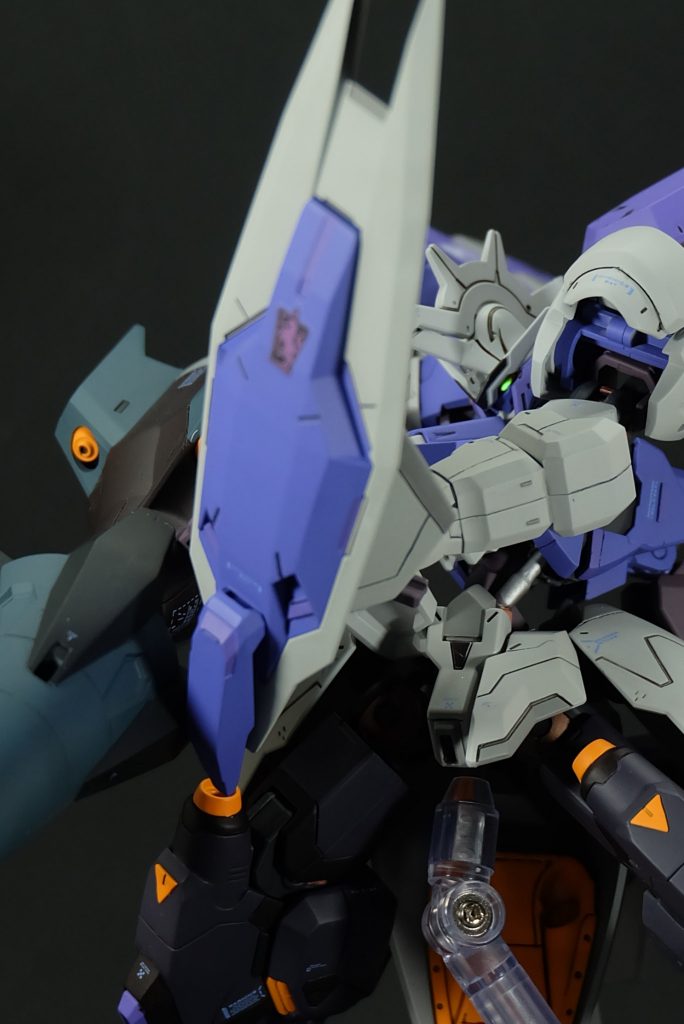 ランスとシールドを接続し、両手持ちも可能。