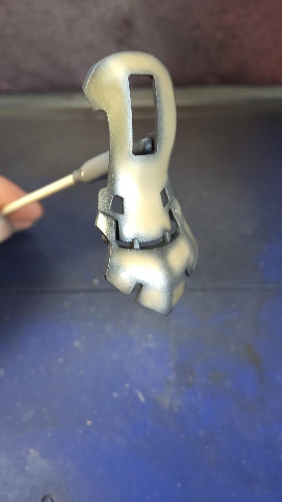 黒サフ→スーパーゴールドでグラデーション→GXディープクリアレッド3回→スーパークリアーⅢ→ガンダムマーカー水転写デカール→スーパークリアーⅢ砂吹き→スーパークリアーⅢ2回→2000番で水研ぎ→タミヤコンパウンド粗め→細目→仕上げ目→中性洗剤で水洗い→完成です。m(_ _)m乾燥が必要な行程は、各1週間以上は乾燥させてます。なので半年掛かりました。