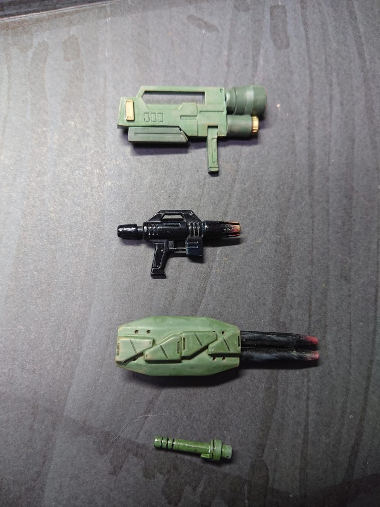 武装:・上から、ジムⅡのライフルを改                 造したカメラガンらしき物            ・牽制用ビームスプレーガン(腰                   部に担架可能)            ・ニ連装ビームライフル            ・ビームサーベル(シールド後に             ついている)です。