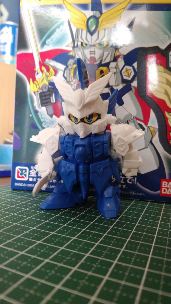 仮組み段階￥280のわりにはプロポーションは悪くない、剣もカッコいい✨ただマントつけたいのに首と胴体が一体形成プラモ狂四郎のリックドム戦や、超戦士ガンダム野郎のグリーンベレーガンダム戦の悪夢が今蘇る。｢お前の弱点は後ろが向けないことだ！｣