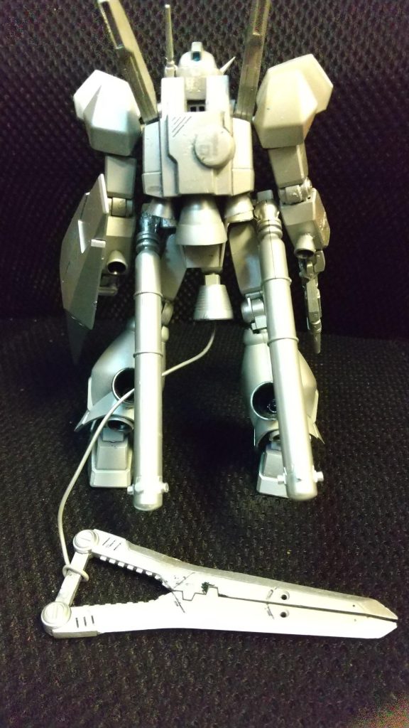 腰部燃料タンクとスラスターの増設、ジェガンシールドの特徴的な持ち方が印象的。