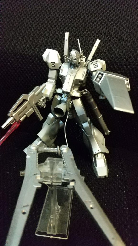 ビームマシンガンの下部にビームサーベルを収納していることが確認でき、有線サイコミニュブレードがこちらに襲い掛かる直前である。