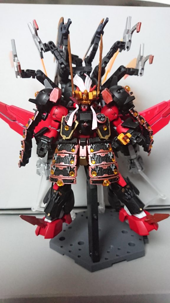 正面より。兜の髪上の飾りはナドレを、脚部と肩鎧の一部と武器にオーガジンクス、腰の羽にマルコシアス等を使用しています。