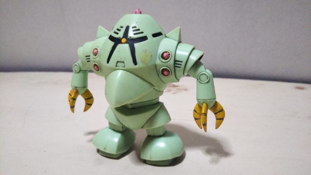 　正面素立ちです。　ゾックそのものが人型からかけ離れたデザインであることも幸いし、前回投稿したザク・マインレイヤー同様、1/144スケールも旧キットながら完璧なプロポーションでしたが、サイズが小さくなってもその良さは健在です。　基本塗装はクローの黄色、モノアイレールのツヤ消し黒、メガ粒子砲のピンクのみです（いずれも水性ホビーカラー）。本体の薄いグリーンはキットの成型色のままです。　スミ入れはいつも通り、スミ入れペンを使用しました。