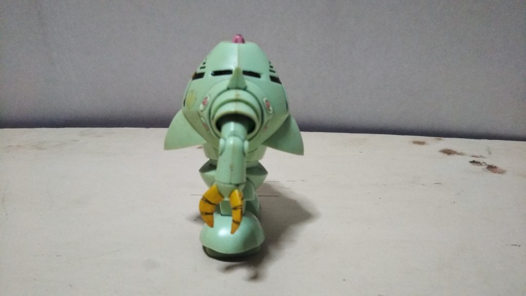 　サイドビューです。どっちが前でどっちが後ろだよ・・・？　もうここまで来ると、色の悪いタイ焼きか何かにしか見えません・・・。　右も左も、全く同じ画像やん（一応正確には、「正面」の右上に注意書き、左下にジオンマークのマーキングシールが貼られているので、かろうじて判別可能です）・・・。