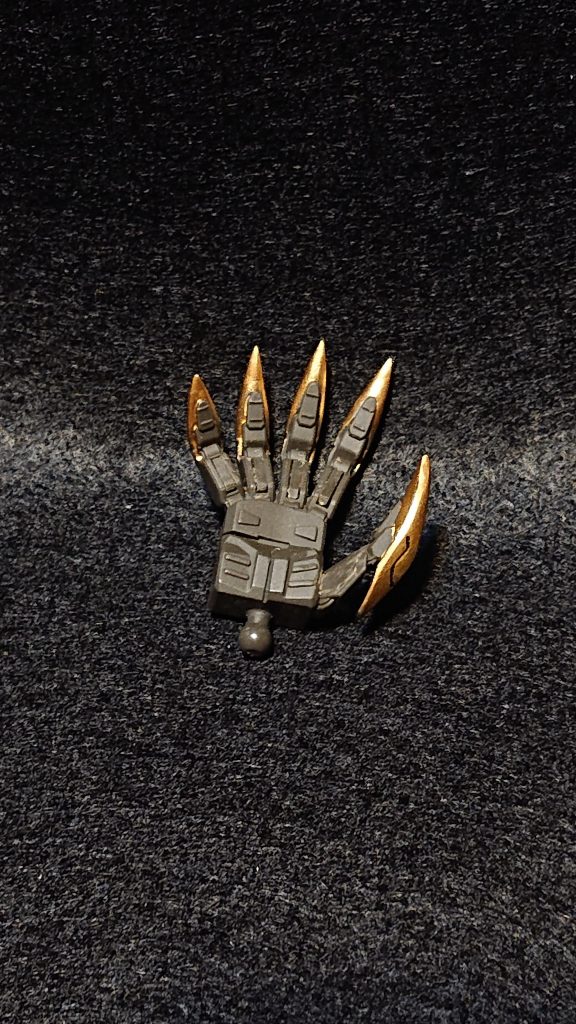 製作工程ではないですが細かい工作について爪は先が丸いのでランナーを接着してから削って尖らせており、内側の肉抜きもランナータグを貼ったり詰めたりして埋めました。