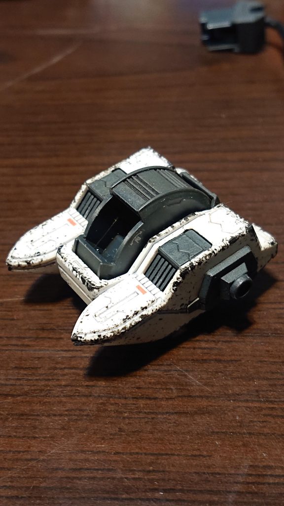 バックパックのスラスター部分は線のモールドが入っているだけだったので、全てノコで切り込みを入れました。