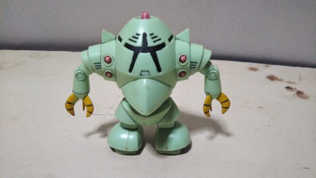 　リアビューです。　「正面素立ち画像と何が違うんだよ！？」とツッコミを入れましょう。せーの・・・。はい、結構です。　良くできました（笑）。　・・・いや、そういう機体なのでしょうがないのですが、本当にモノアイの有無しか正面との違いがありません。