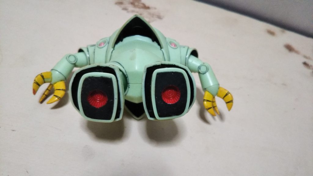 　足の裏です。　旧キットにしてはかなり頑張って再現してあるのではないでしょうか？　バーニアの造形なども、結構細かくて見応えがあります。