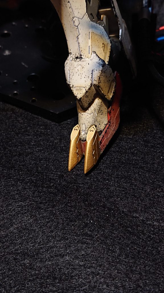 足の爪も丸かったのでランナーを接着して尖らせています。