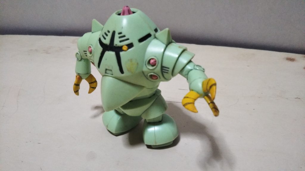 　最後までご覧いただき、ありがとうございました。　実は大学生になったばかりの当時、アパートのすぐ近くのコンビニでたまたま見つけて初めて購入したガンプラコレクションが、このゾックでした。　いわゆる食玩などと同様に、中身が分からない状態で販売されていたため、ドキドキしながらレジに持っていったのを覚えています。「ゾックが当たると嬉しいんだけどなぁ・・・」と思いながらパッケージを開け、このキットが箱から出てきたときは「よっしゃあー！」と年甲斐もなくガッツポーズをして叫んでしまいました（笑）。欲しいキットが手に入ったときの喜びは、いくつになっても変わりませんね。　さて、この「ガンプラコレクション」シリーズ、まだ組み立てていない隠し球があとひとつ、残っています。　というワケで、次回はこのシリーズのラストを締めくくるにふさわしい（？）機体をお見せできれば、と考えておりますので、よろしければまたのぞきに来てください。　最後になりますが、本作品をご覧になっての感想などいただけますと幸いです。