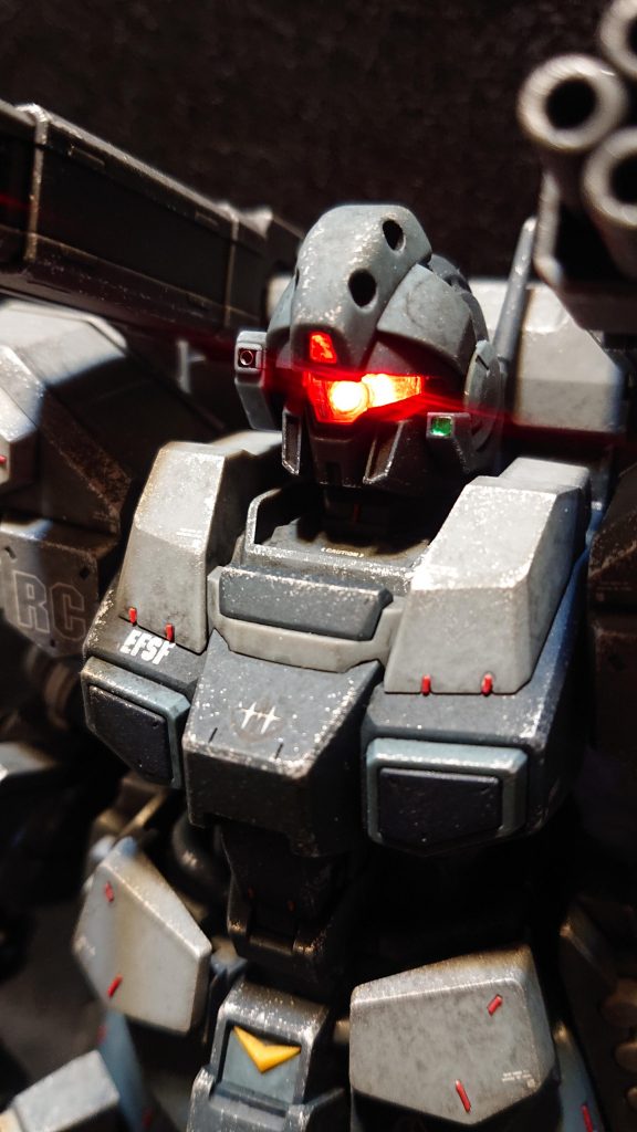 側頭部のセンサーは付属のシールを貼っています。また、フロントアーマーの増加装甲の干渉が激しかったので、斜めにカットして可動域を広げています。