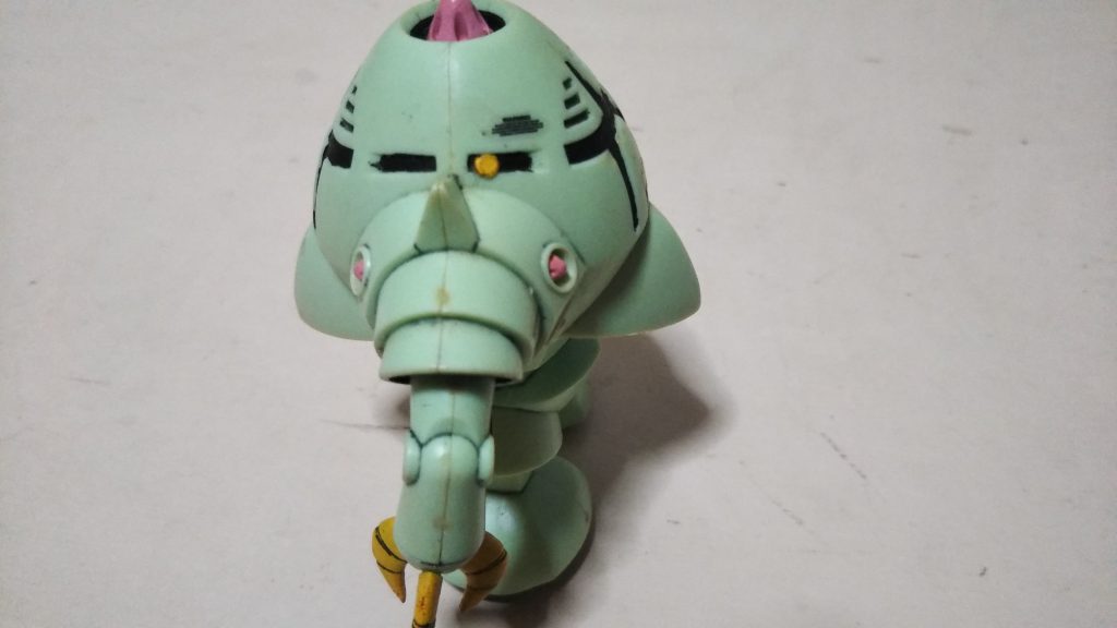 　モノアイ百面相です。　今回の改修点として、キットにもともと再現されていたモノアイを削り落とし、プラ板を小さな円形に切ったモノを黄色に塗装し、新たにモノアイを製作しました。　裏に両面テープを貼ってあるので、ご覧のように任意の場所に貼り替えることができます。　このキットを製作した当時は冗談半分で試してみたギミックですが、今回こうして写真を撮影してみると、予想以上に効果的だったことが分かりました。