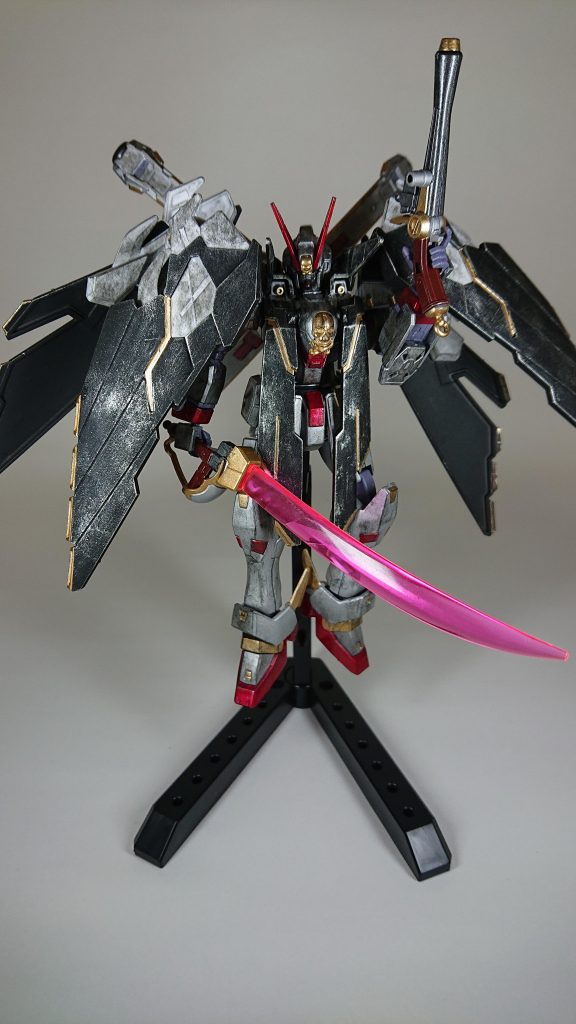 フルクロスユニットや本体には金属スレをイメージして施しつつもどこか高貴な雰囲気が出てたらいいなと思います。貴族でありながら海賊になったみたいなイメージです！