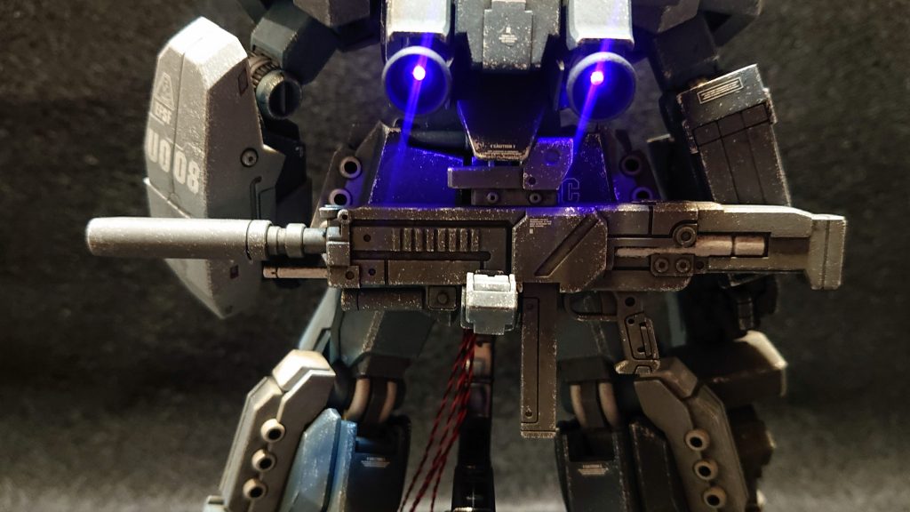 余剰扱いのビームライフルのパーツを塗装して予備として腰に背負わせています。