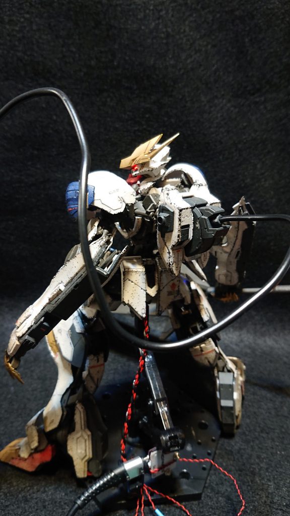 バックパック側面の穴はジャンクパーツの角モールドと丸モールドを貼って塞ぎました。