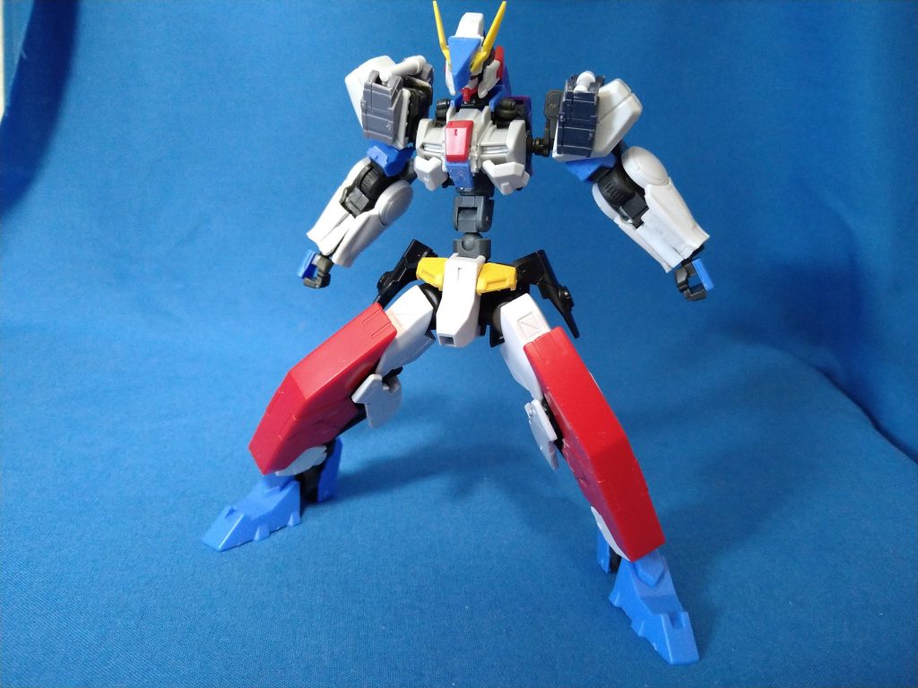 初期案。足と頭部以外面影がない