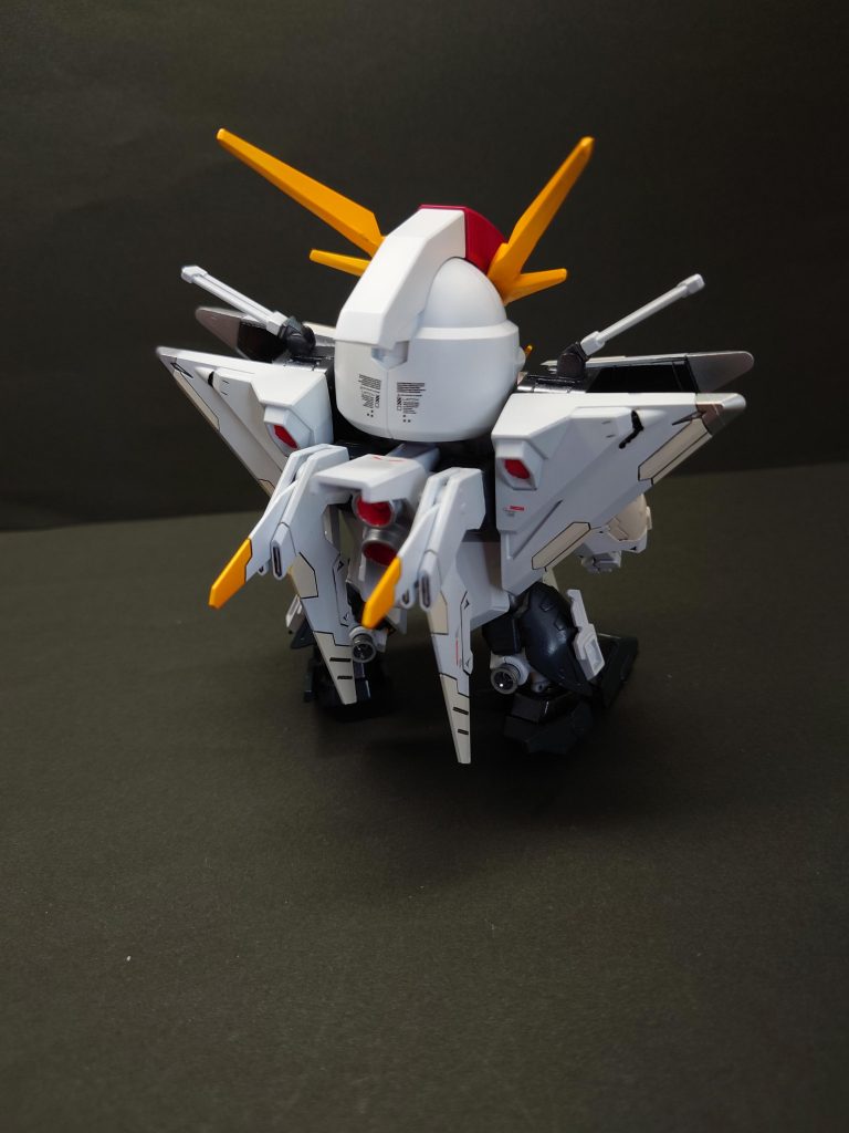 背面です。後頭部にあった羽根を取り除いたので顔の可動域が増えています。