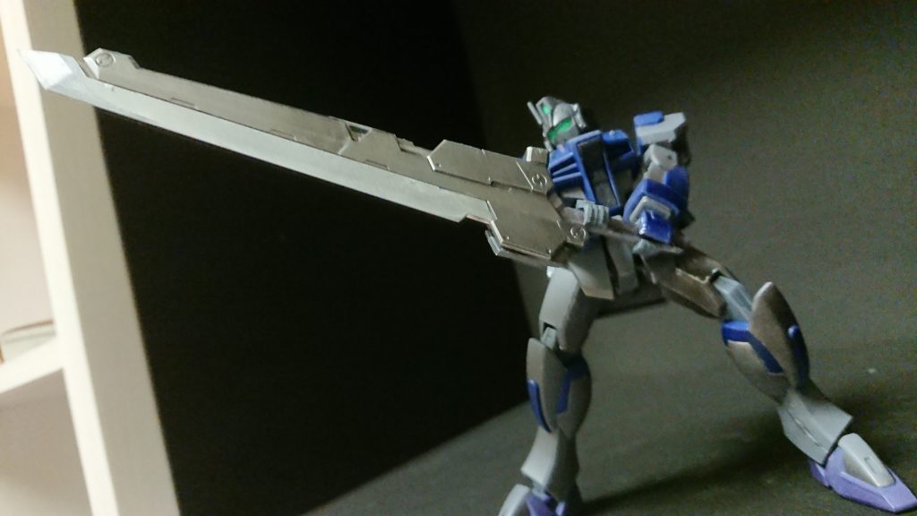 同じくコトブキヤさんのバスターソードサンライズ立ちさせようにも持ち手が太いから割と無理してます。次はしっかりやすりで削ろう