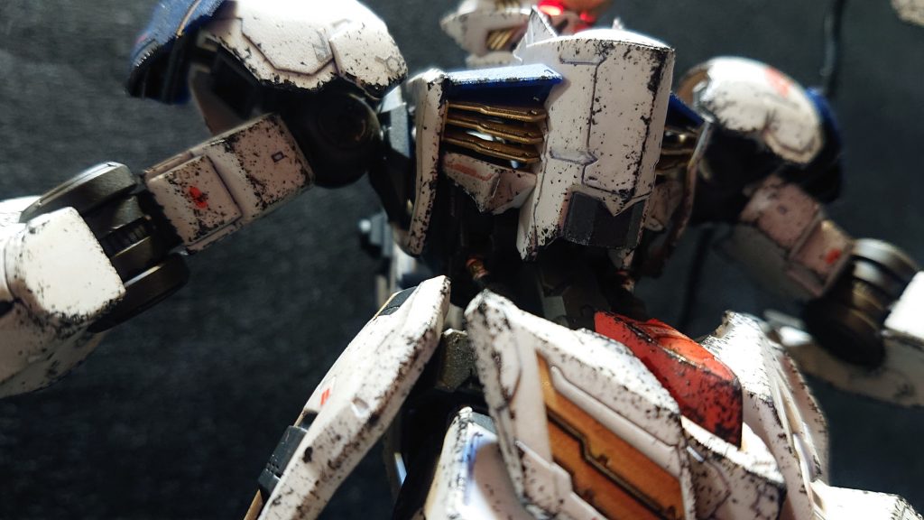 強度がかなり下がりましまが胸のエアインテーク部分もノコで切り込みを入れてました。