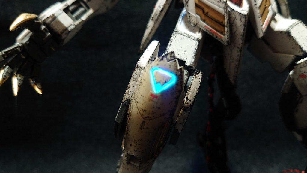 膝のマークは一度モールドをケガキ針でくり抜いて、裏からサイコフレームのランナーから作製したパーツを貼り、更にその上にくり抜いたモールドを貼っています。