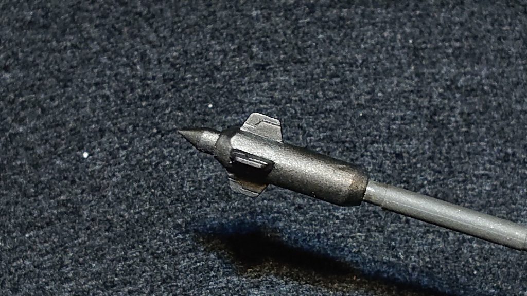 メイスの柄の部分は大きな肉抜きがありましたのでブレードの部分を切り欠いたプラパイプを被せて接着しました。