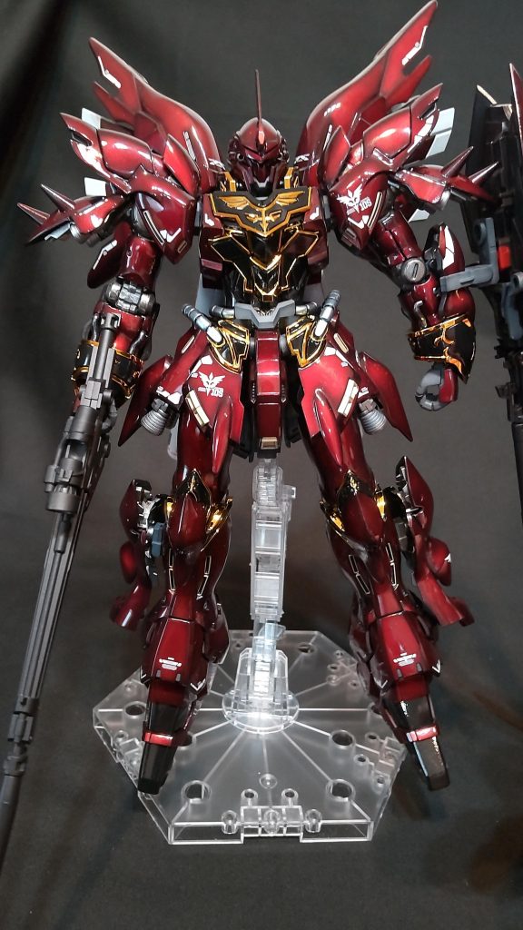 ステッカーは水転写のガンダムデカールを使用しました。装甲の裏は艶消し黒です。パイプ類はガンクローム+色の元シアンです。