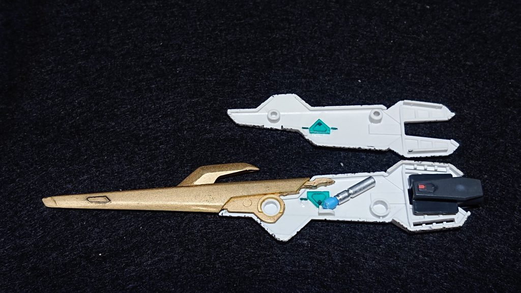 テールブレードの発光部分はモールドをくり抜いてユニコーン以下略のパーツを貼り、有線のLEDを入れるのは難しかったのでL字のパーツで支え作ってミライトの青を入れて光らせています。