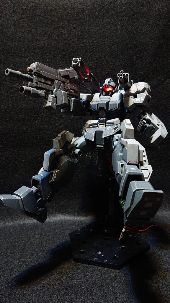 写真では肘ぐらいしかわかりませんが部分塗装は関節の一部、ダクト、ビームライフルの一部をシルバー、ゴールド、黒鉄色で塗り分けてメリハリを出しました。ウェザリングは前に作ったリゼルと同様に宇宙空間の強い紫外線と戦闘でのすす汚れと装甲の塗装剥がれをイメージしました。