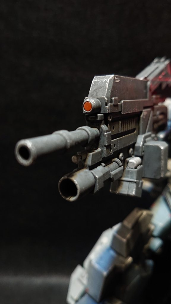 ビームライフルのセンサーはくり抜いて、クリアーオレンジのパーツが着いていたランナーを切り出して表側はタミヤセメントを塗って艶を出し、裏側にミラーフィニッシュを貼った部品を差し込みました。グレネードランチャー部分も開口して内側を黒く塗っています。