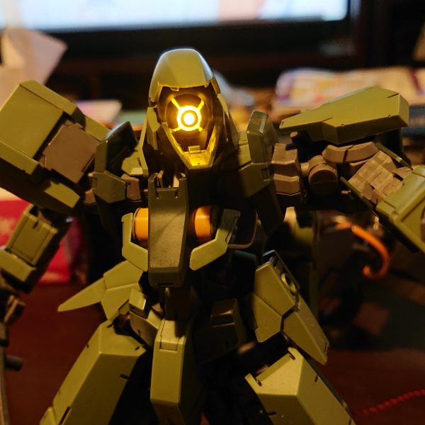 しばらく進んでいませんが1/100グレイズのメインカメラをLED化しました。そのままの部品では発光部分の形状が複雑で透明化が難しかったので、思い切っておゆまるくんでパーツの型をとり、クリアーイエローのレジンでパーツの複製を行い、非発光部分に厚くダークグレーを塗ったパーツの裏にハイキューパーツの電球色LEDを仕込みました。今はMGジェスタキャノンの製作をしているのでまだ先になりますが、そのうちガッツリとウェザリングで仕上げたいと思います。 